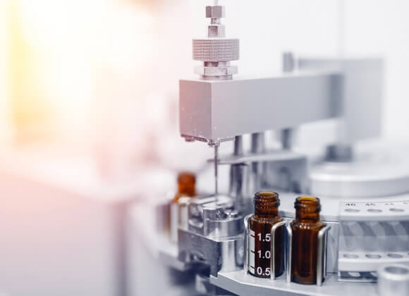 Pharmaceutical manufacturing robot