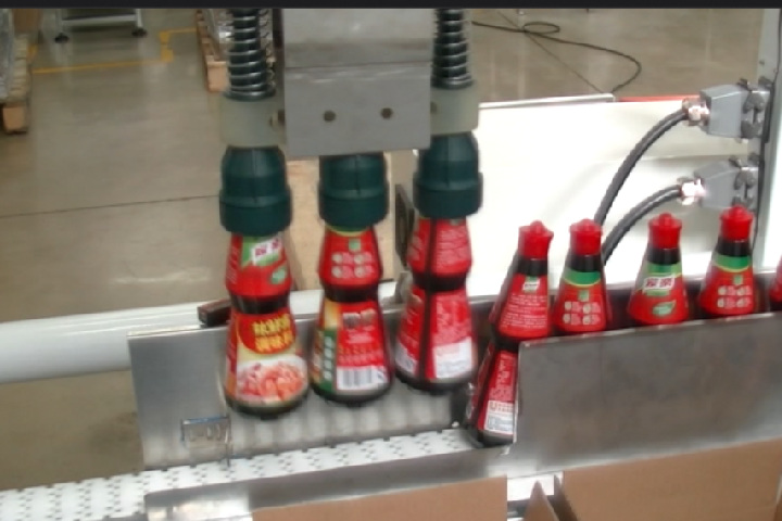 Delta Robots packing bottles with 6 grippers