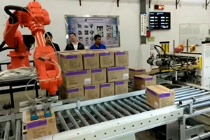 Industrial robots palletizing boxs